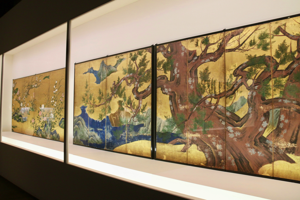 右：檜図屛風　狩野永徳筆　安土桃山時代・天正18年（1590）　東京国立博物館蔵