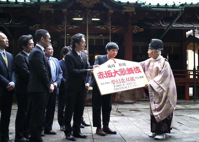 公演成功を祈願した絵馬を宮司に渡す、蓬莱竜太(前列右から二番目)、中村七之助(前列左から二番目)、中村勘九郎(前列左端)ら