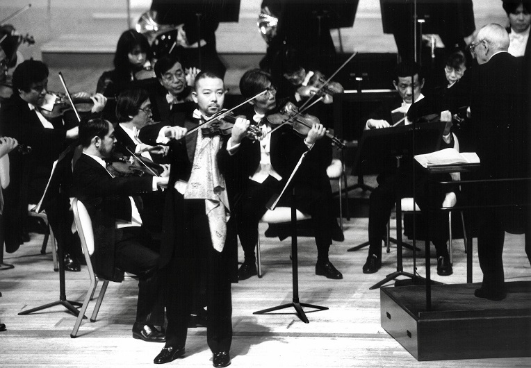 朝比奈隆指揮、大阪フィルでベートーヴェンの協奏曲を演奏。（第295回定期1996,2,14 ﾌｪｽﾃｨﾊﾞﾙﾎｰﾙ）  写真提供：大阪フィルハーモニー交響楽団　