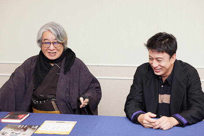 京極さんは、中島敦、太宰治、芥川龍之介ら物故作家をキャラクター化した漫画『文豪ストレイドッグス』の外伝にも、生きながらにして登場されます。