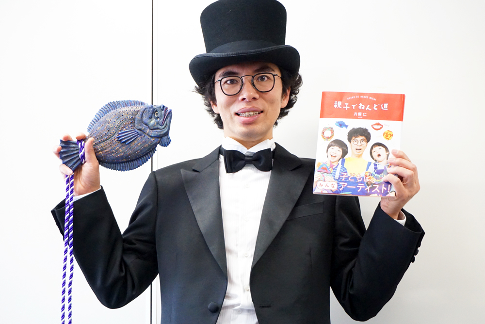 本人出演のドラマにも登場する作品と、著書を笑顔でアピール！