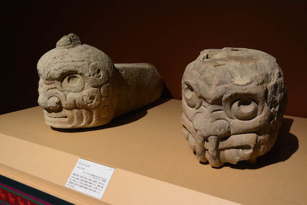 《テノンヘッド》  チャビン文化（紀元前1300年頃〜前500年頃）ペルー文化省・国立チャビン博物館所蔵