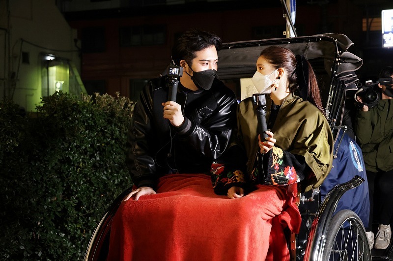 人力車に乗って 二人だけの会話を 手持ちカメラで撮影
