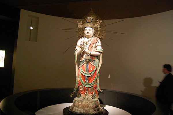 運慶・湛慶作「聖観音菩薩立像」（1201年頃、愛知・瀧山寺所蔵）