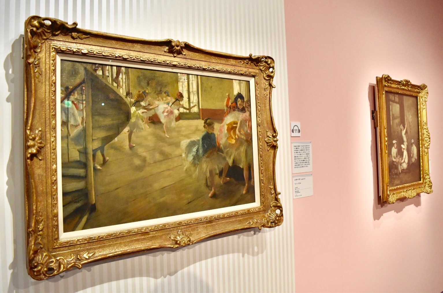 左：エドガー・ドガ　《リハーサル》　1874年頃　油彩、カンヴァス　(C)CSG CIC Glasgow Museums Collection