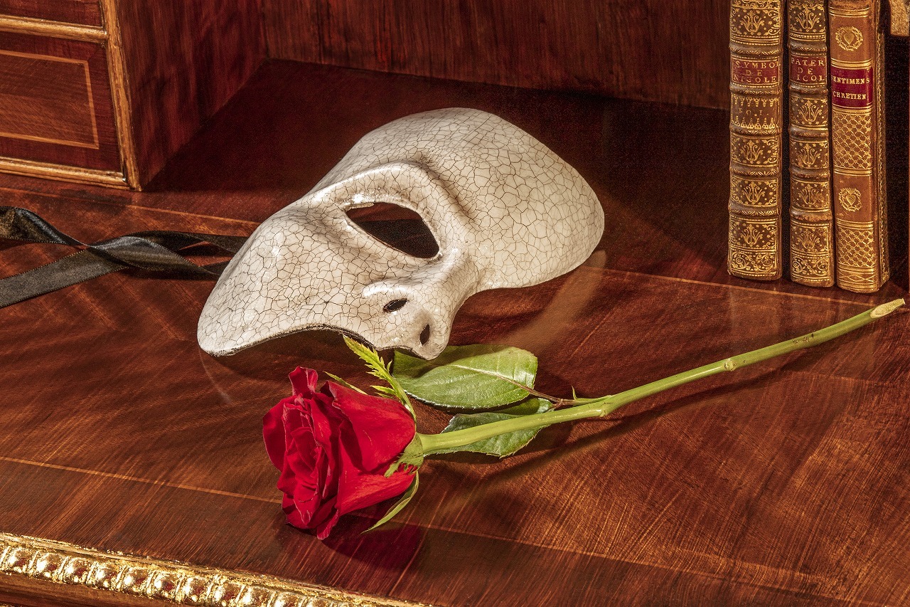 Opera Airbnb - Mask and Rose -  　　Credit Thibaut Chapotot