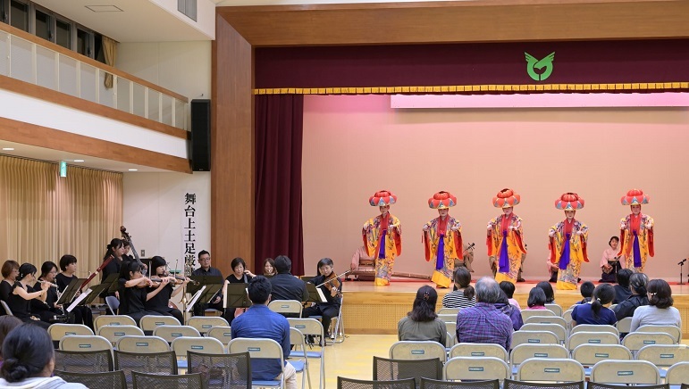 琉球芸能とのコラボレーション 　写真提供：琉球交響楽団
