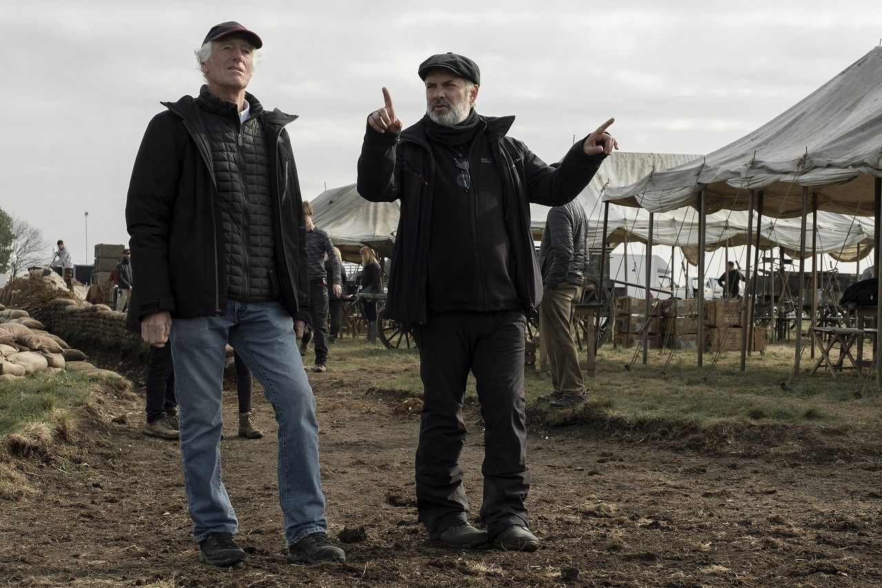 『1917 命をかけた伝令』ロジャー・ディーキンス（左）、サム・メンデス監督（右） （C）2019 Universal Pictures and Storyteller Distribution Co., LLC. All Rights Reserved.