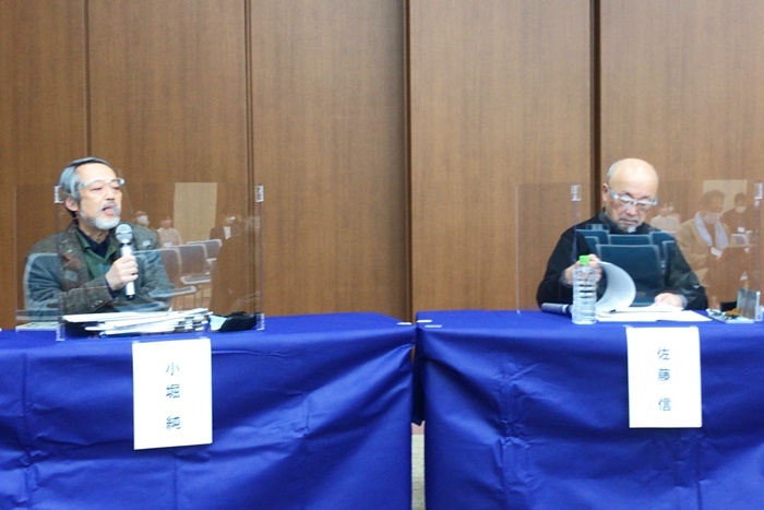 公開選評会より。司会の小堀純（左）、選考委員の佐藤信（右）。