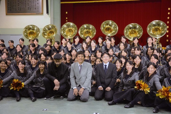 吹奏楽部メンバーとともに、Ｇ２、博多華丸、吹奏楽部・櫻内教昭顧問
