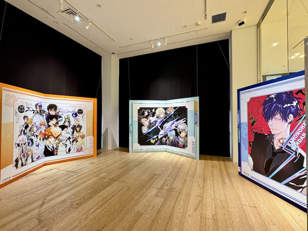 オープニングエリア風景 ※このエリアには東京凱旋のために天野明が描き下ろしたスペシャルイラストが掲げられている。ぜひ会場で堪能を！ (C) 天野明／集英社