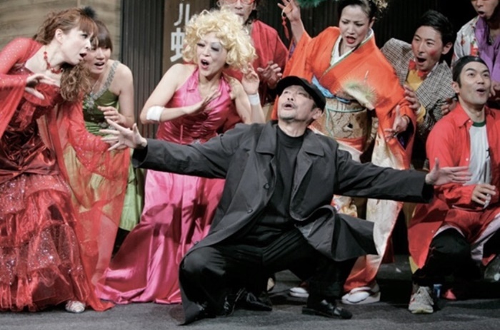 2010年の『ラブレター』では、黒づくめの演出家を演じた河野洋一郎。