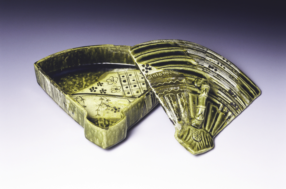 織部扇面形蓋物　一合 桃山時代　17世紀　梅澤記念館