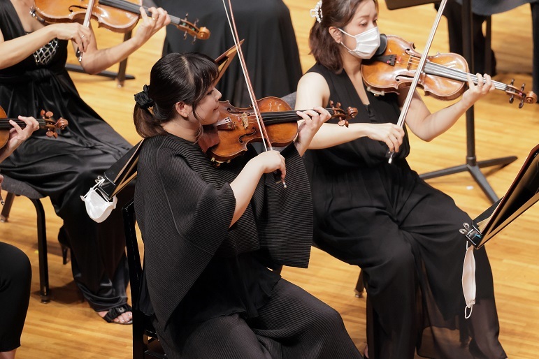 楽しそうにヴァイオリンを弾く姿が印象的なコンサートマスター松浦奈々