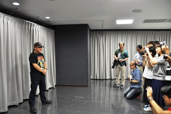 「俺だけ撮ってもしょーがねえじゃん！」と笑いながらウェブ媒体用の撮影に応じるいのうえひでのりの図。 ［撮影］吉永美和子