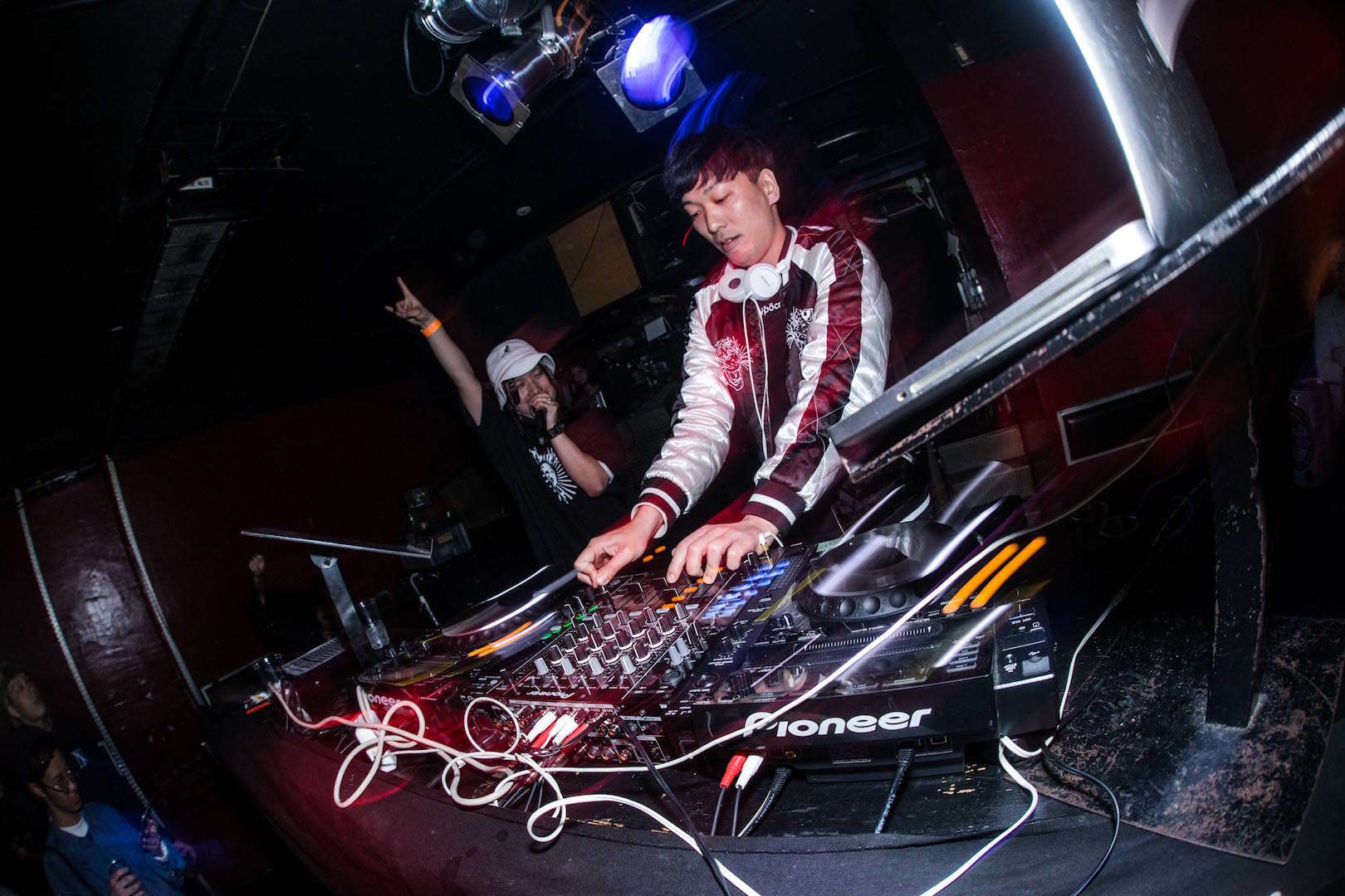 左より、NUMB’N'DUB、DJ Hmen 撮影＝ポチりさ