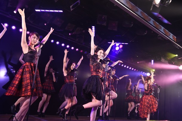 12月8日にAKB48劇場にて行われたライブイベント「AKB48劇場10周年特別記念公演」の様子。(c)AKS