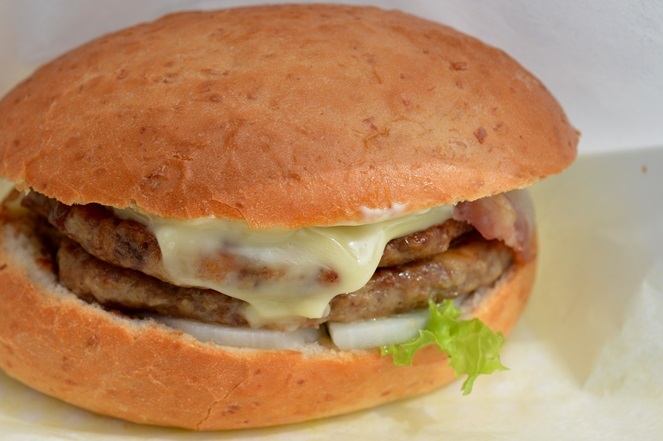 かみねダブルバーガー（570円）