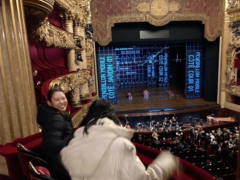 パリオペラ座ガルニエにて。実際は10ユーロの席で聴きましたが、始まる前に良いお席に座ってみて興奮しているところ（笑）。 モーツァルトのフィガロの結婚を見ました。