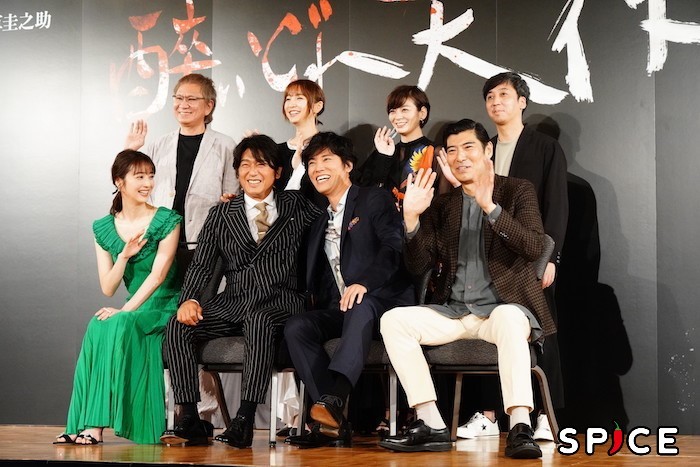 三池崇史、篠田麻里子、田畑智子、蓬莱竜太（後列左から）、佐々木希、高橋克典、桐谷健太、高嶋政宏（前列左から） 　オフィシャル撮影：田中亜紀　