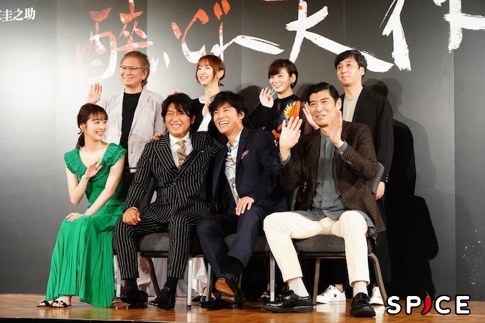 三池崇史、篠田麻里子、田畑智子、蓬莱竜太（後列左から）、佐々木希、高橋克典、桐谷健太、高嶋政宏（前列左から）