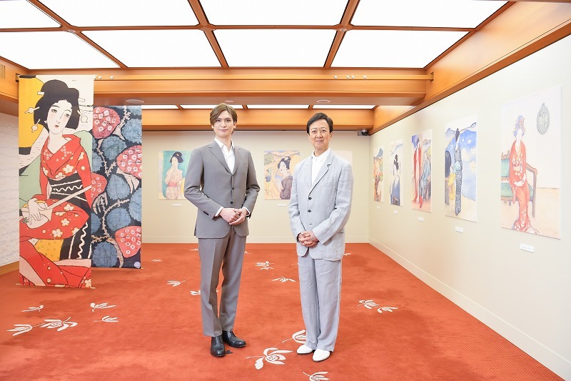 左より、小波津亜廉、坂東玉三郎