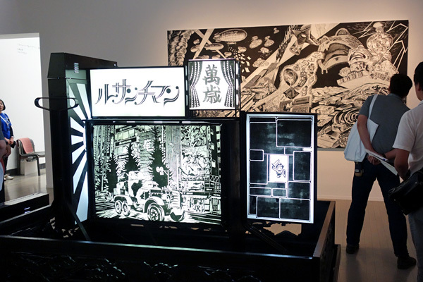 風間サチコ《黒い花電車ー僕の代》2008　 ヨコハマトリエンナーレ2017　展示風景