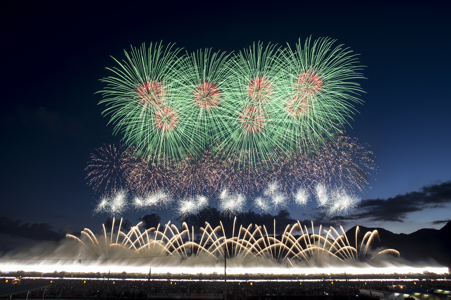 日本三大花火大会のひとつ「大曲の花火」をど真ん中で楽しめる席が登場！ 全国の花火師が集結し、情熱とプライドをかけて花開かせる | SPICE
