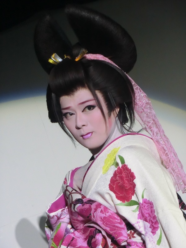 龍新座長の女形。可憐な美しさが観客を魅了する。(2016/2/11)