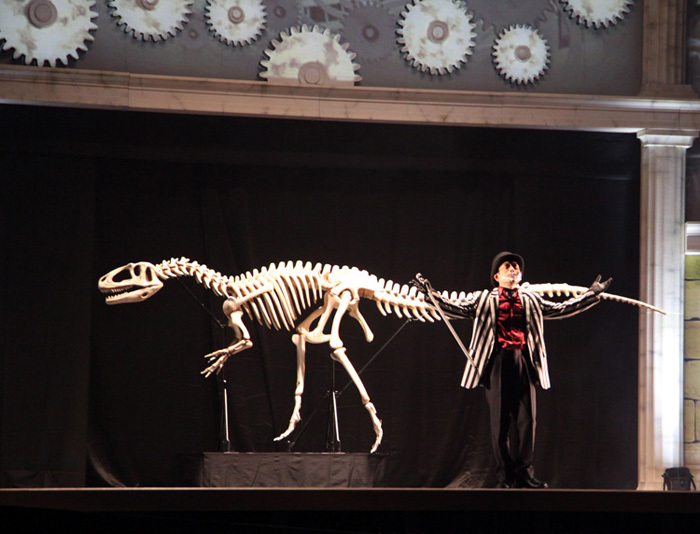 物語冒頭と最後に登場する博物館の模型は、フクイラプトルの化石