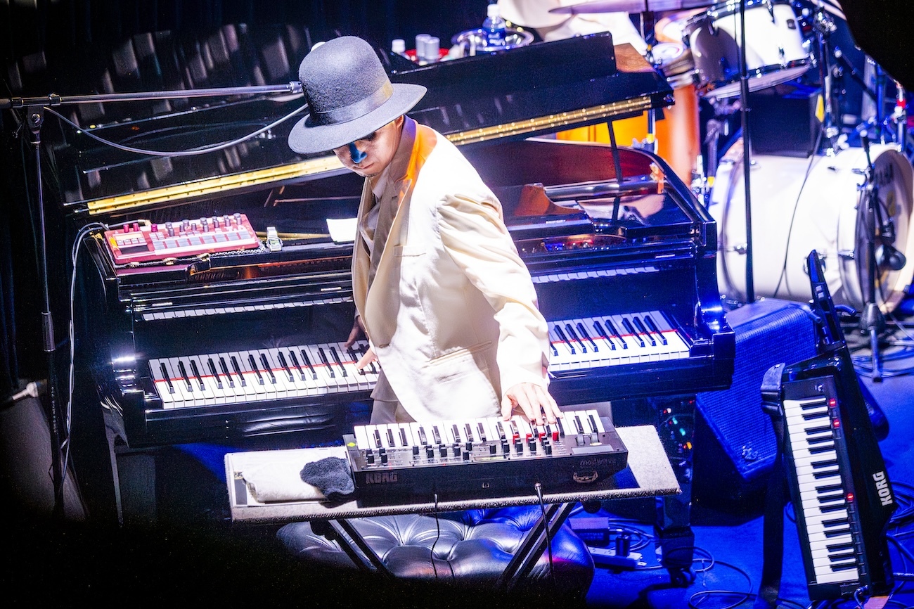 H ZETTRIO