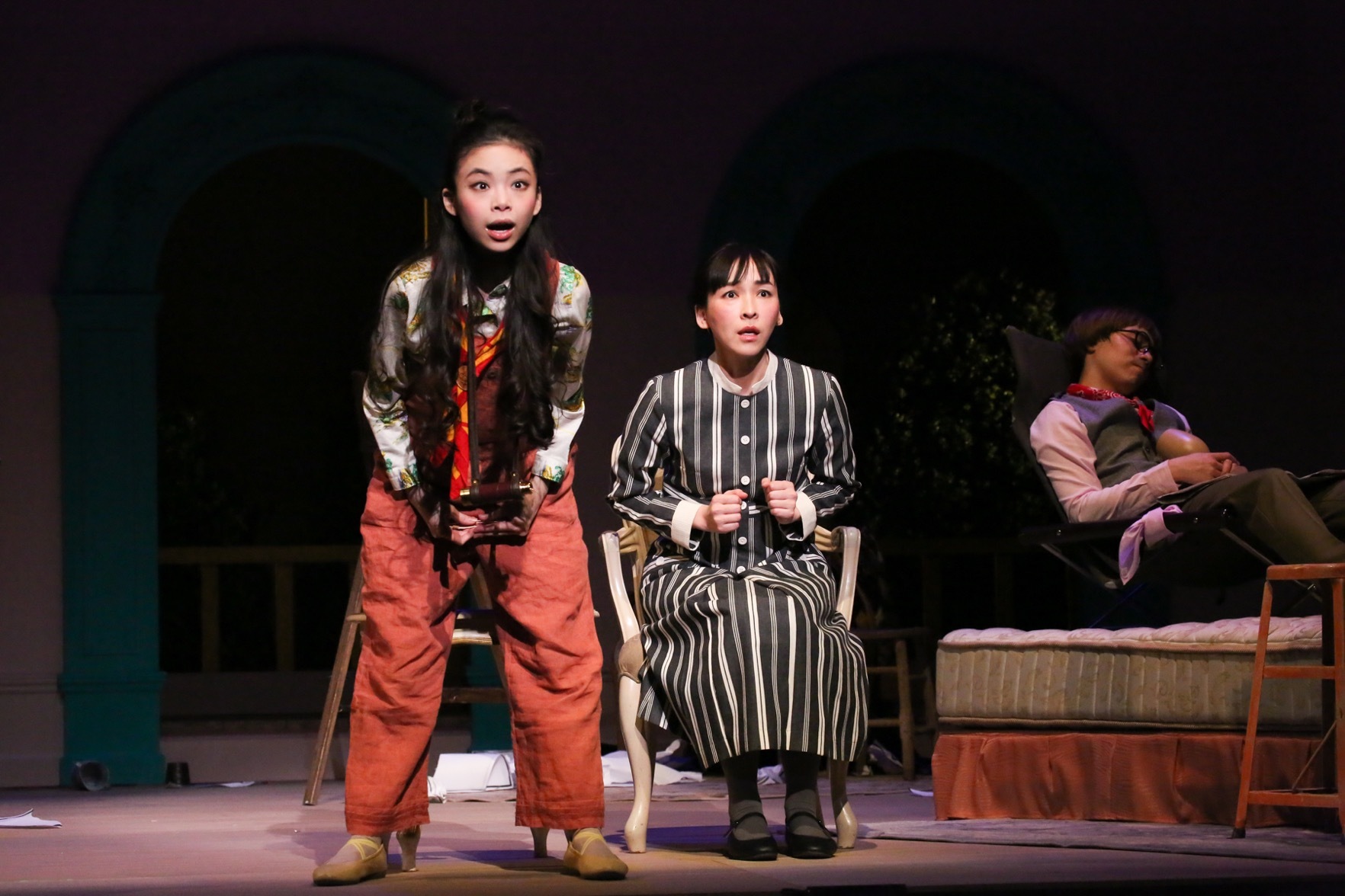 『クラッシャー女中』左：趣里、中央：麻生久美子、奥：田村健太郎