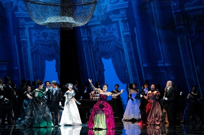 新国立劇場、世界中でオペラの代名詞として愛されているヴェルディ中期の傑作『椿姫』を上演