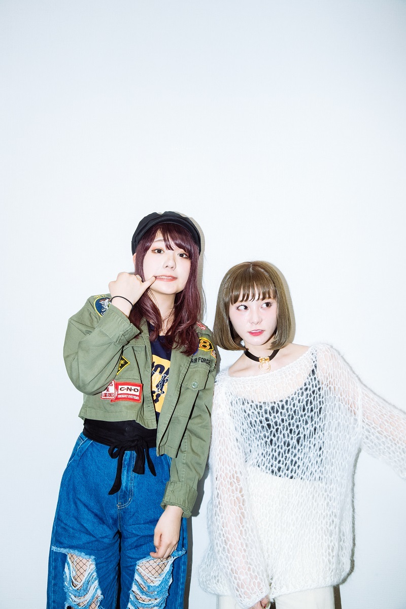 the peggies／北澤ゆうほ(Vo＆G)、SCANDAL／RINA(Dr)　撮影＝上山陽介