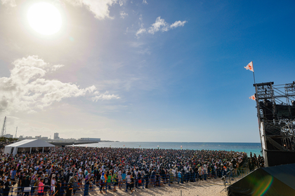 沖縄の美しい海にエイサーの太鼓が鳴り響く『MONGOL800 ga FESTIVAL What a Wonderful World!! 25』2日目ーーWEST.、ホルモン、10-FEET、木村カエラらと共に感動的な大合唱