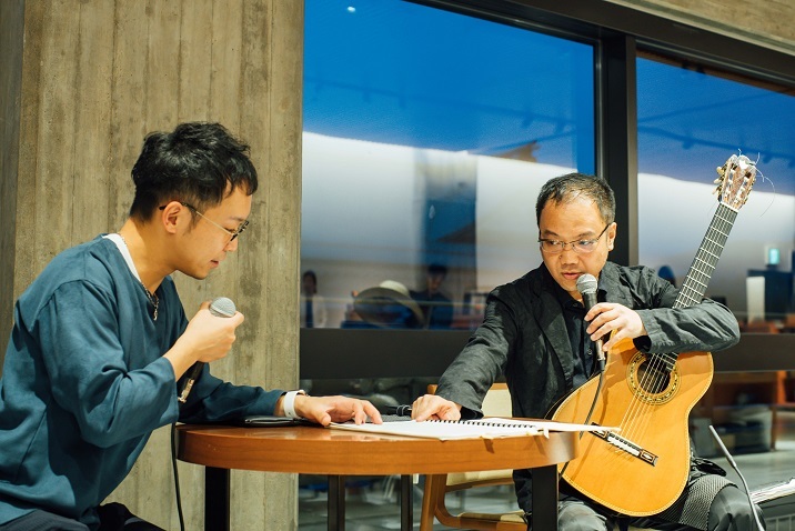 タン・ドゥンのギター協奏曲「Yi2」のスコアを見て話す二人