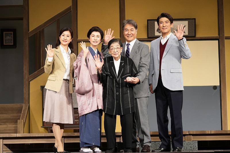 左から小林綾子、久本雅美、石井ふく子、羽場裕一、丹羽貞仁