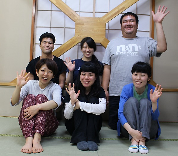 上段左から篠原正明、高畑遊、鎌田順也、下段左から川崎麻里子、日野早希子、鈴木潤子