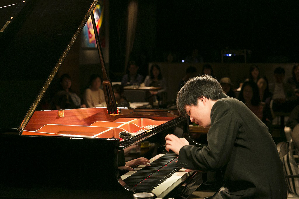 藤田真央（ピアノ）