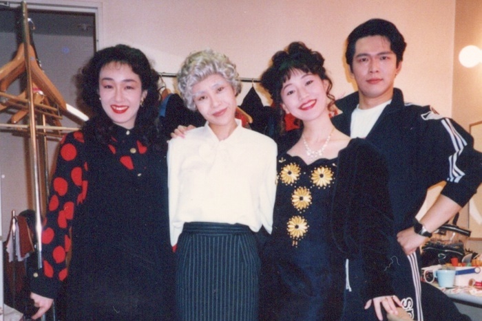 公演中の楽屋写真。（左から）キムラ緑子、牧野エミ、みやなおこ、三上市朗（当時は三上壱郎）。