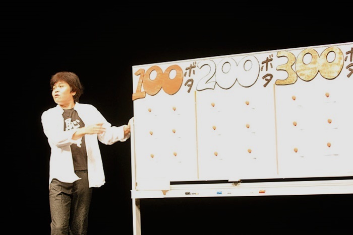 前回公演『大田王2014ジゴワット～Back to 2015』より。久保田浩による、よくわからないコーナー