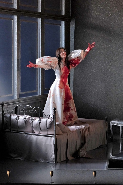 NISSAY OPERA 2020特別編「ルチア あるいはある花嫁の悲劇」タイトルロール 　撮影：三枝近志　写真提供：公益財団法人ニッセイ文化振興財団[日生劇場]　