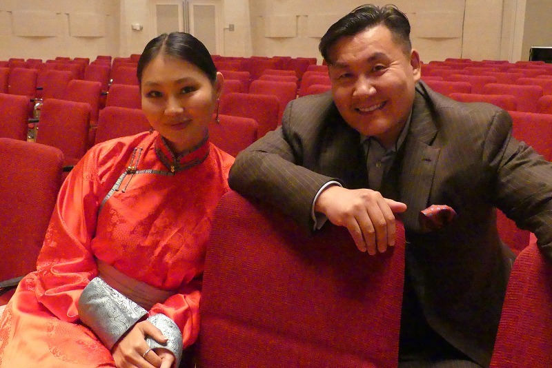 インタビューに答えた（左から）プロデューサー兼出演者のバイラ・ベラ氏、プロジェクト発起人で演出家のヒーロー・バートル氏 