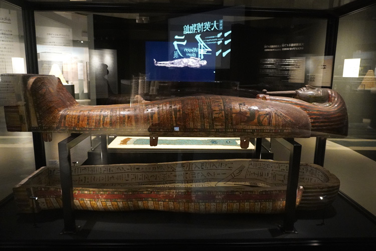 アメンイリイレトの内棺（前600年頃）。このミイラには3重の棺がつくられていた。