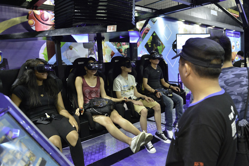 VRゴーグルを装着しての体験形アトラクションでは、体験者から歓声が上がっていました