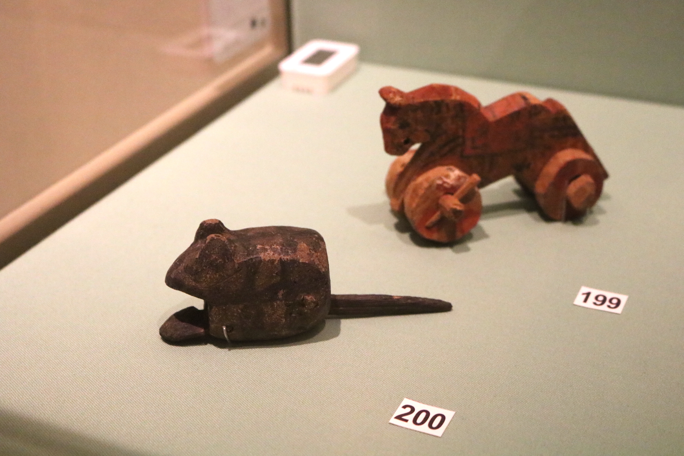 手前：ネズミの形をした玩具　前1550～前1070年頃  奥：車輪がついた馬の玩具　前30年以降