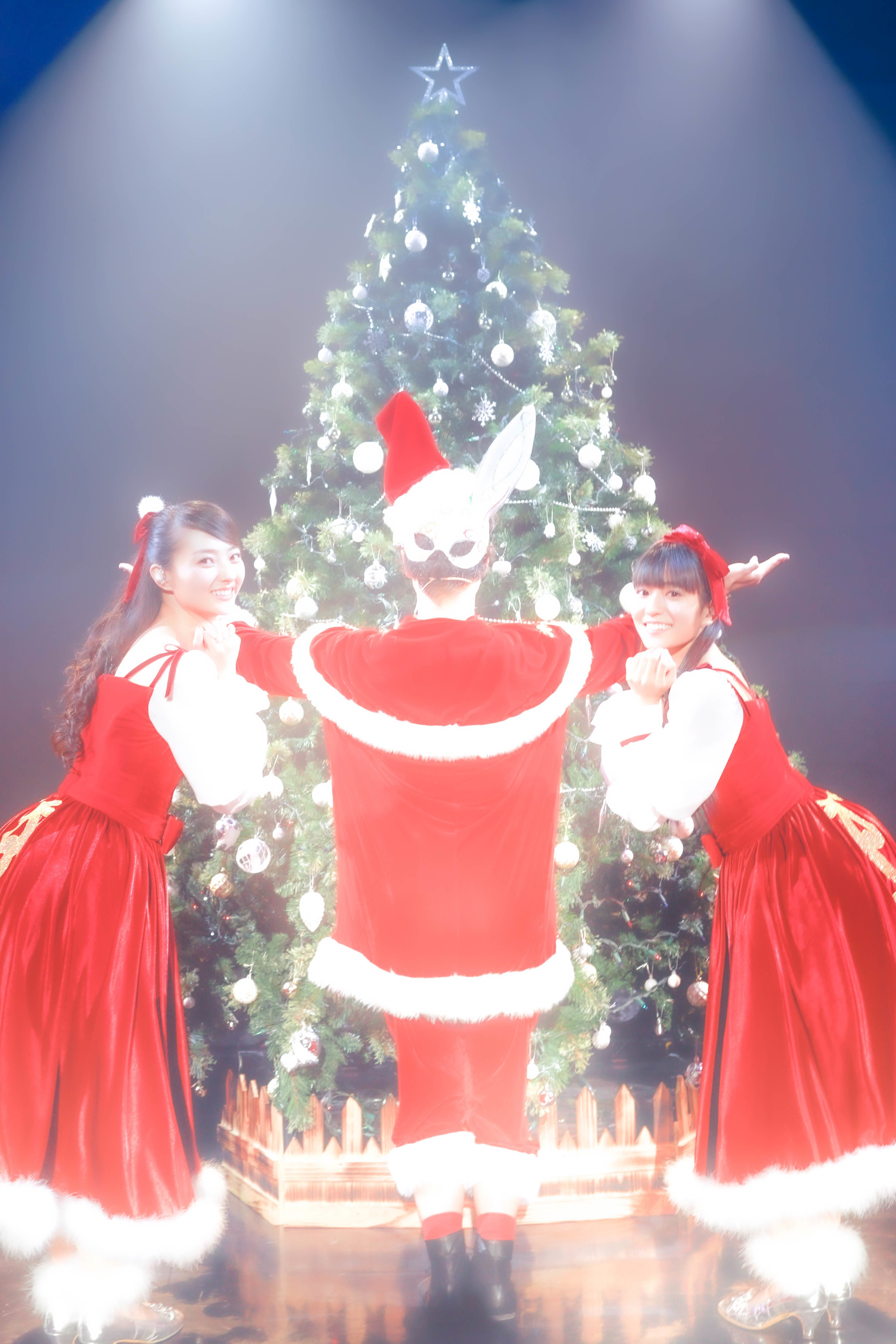 配信ライブ『Merry ClarismaS 〜ひみつのサンタクロース〜』より （Photo by 平野タカシ）