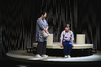 横山拓也「こんなに誰かの心の支えになれる作品は当分つくれる気がしません」～iaku『あつい胸さわぎ』が開幕、舞台写真が到着