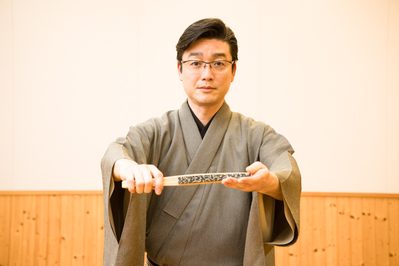 扇子を刀剣に見立てた振りを見せていただきました。