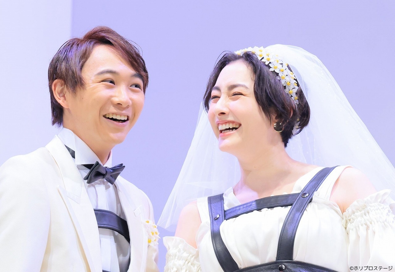 （左から）花婿：須賀健太、花嫁：早見あかり 　撮影：宮川舞子、サギサカユウマ